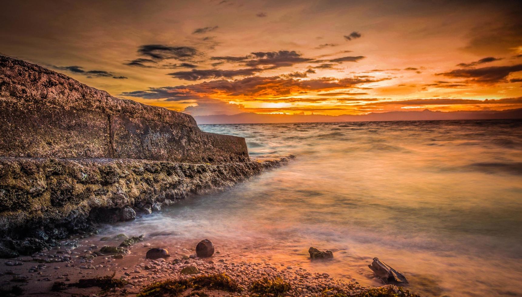 mare durante il tramonto foto