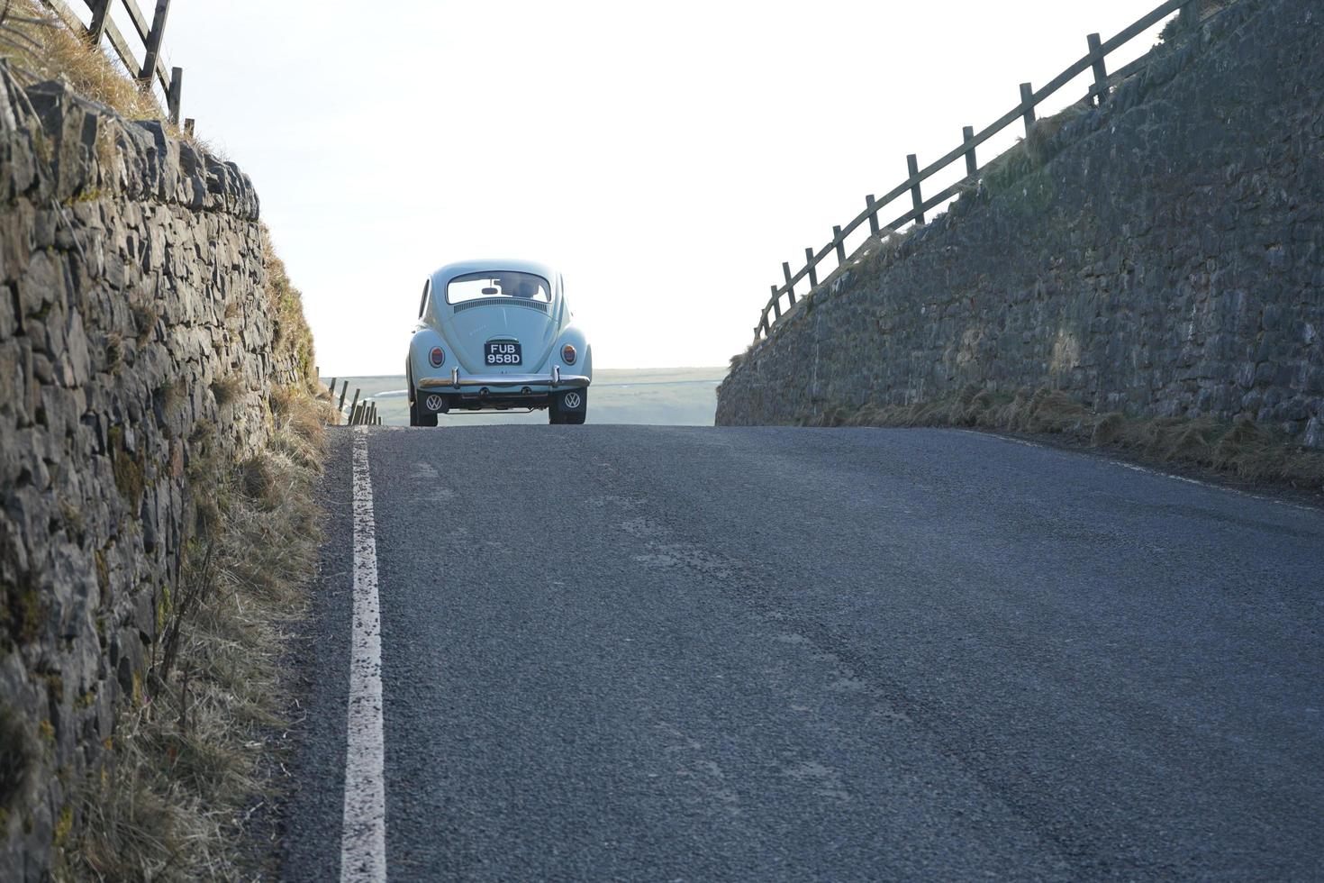 Volkswagen maggiolino auto sulla strada foto