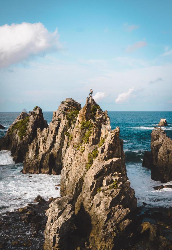 formazioni rocciose nel mare foto