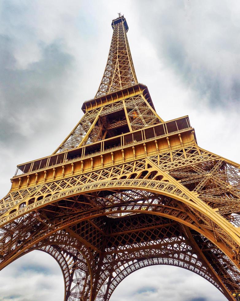 torre eiffel sotto un cielo nuvoloso foto