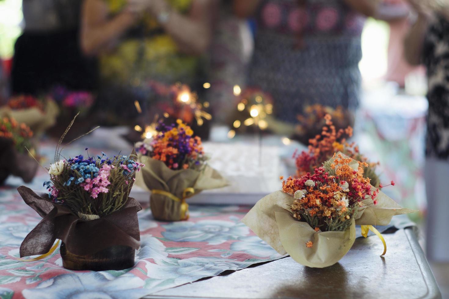 decorazioni floreali in colori assortiti sul tavolo foto