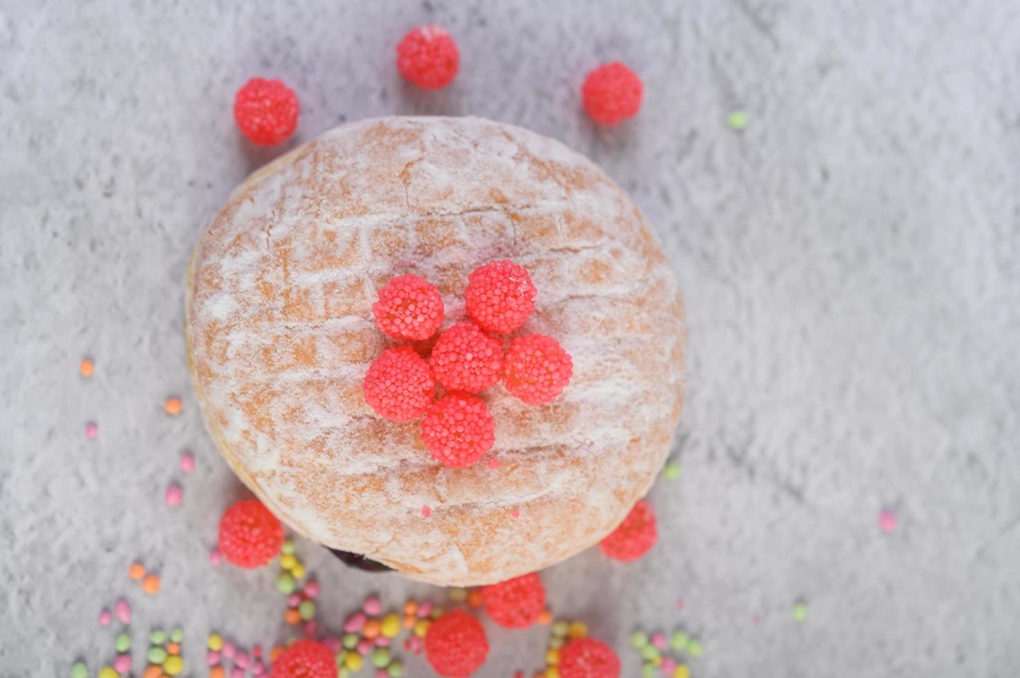 ciambelle con confettini e caramelle foto