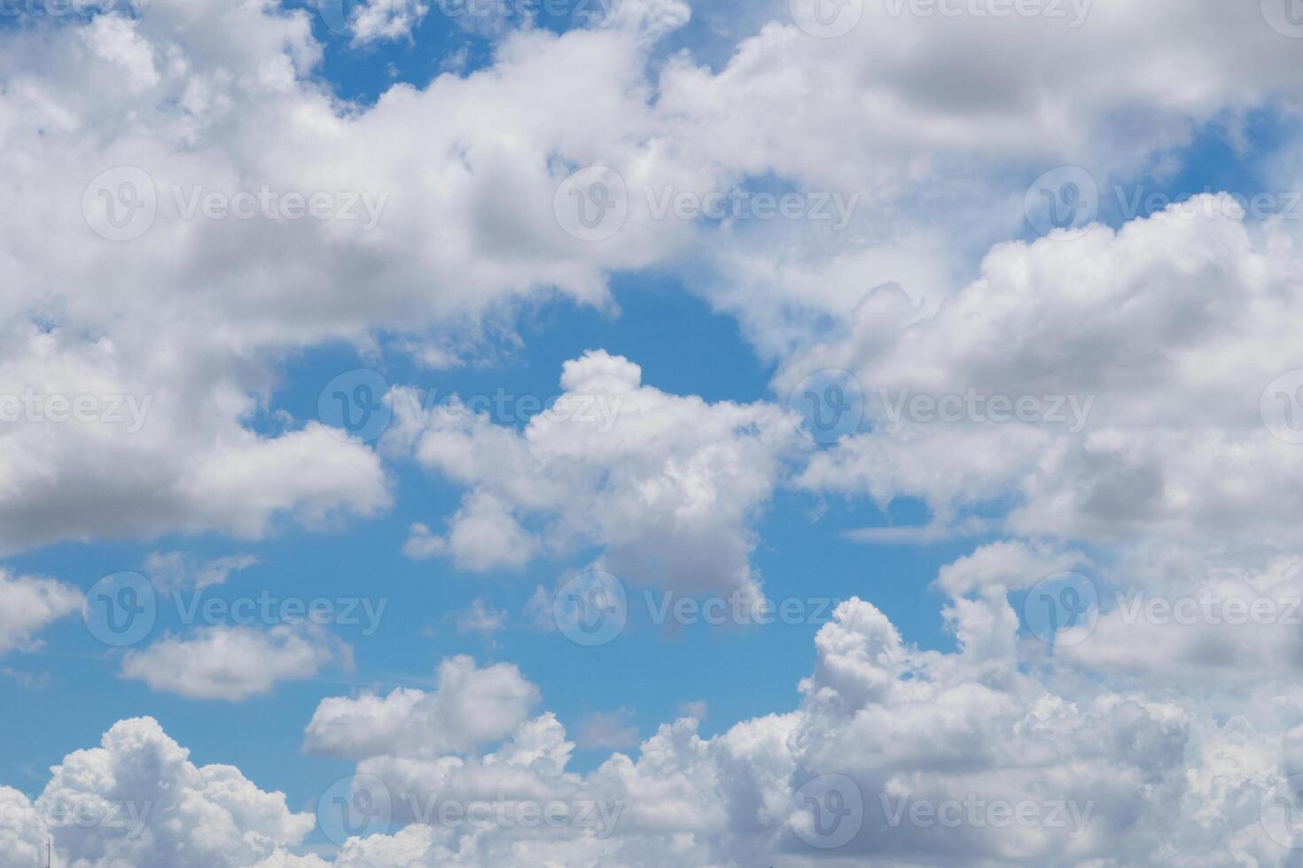 cielo blu con nuvole bianche foto