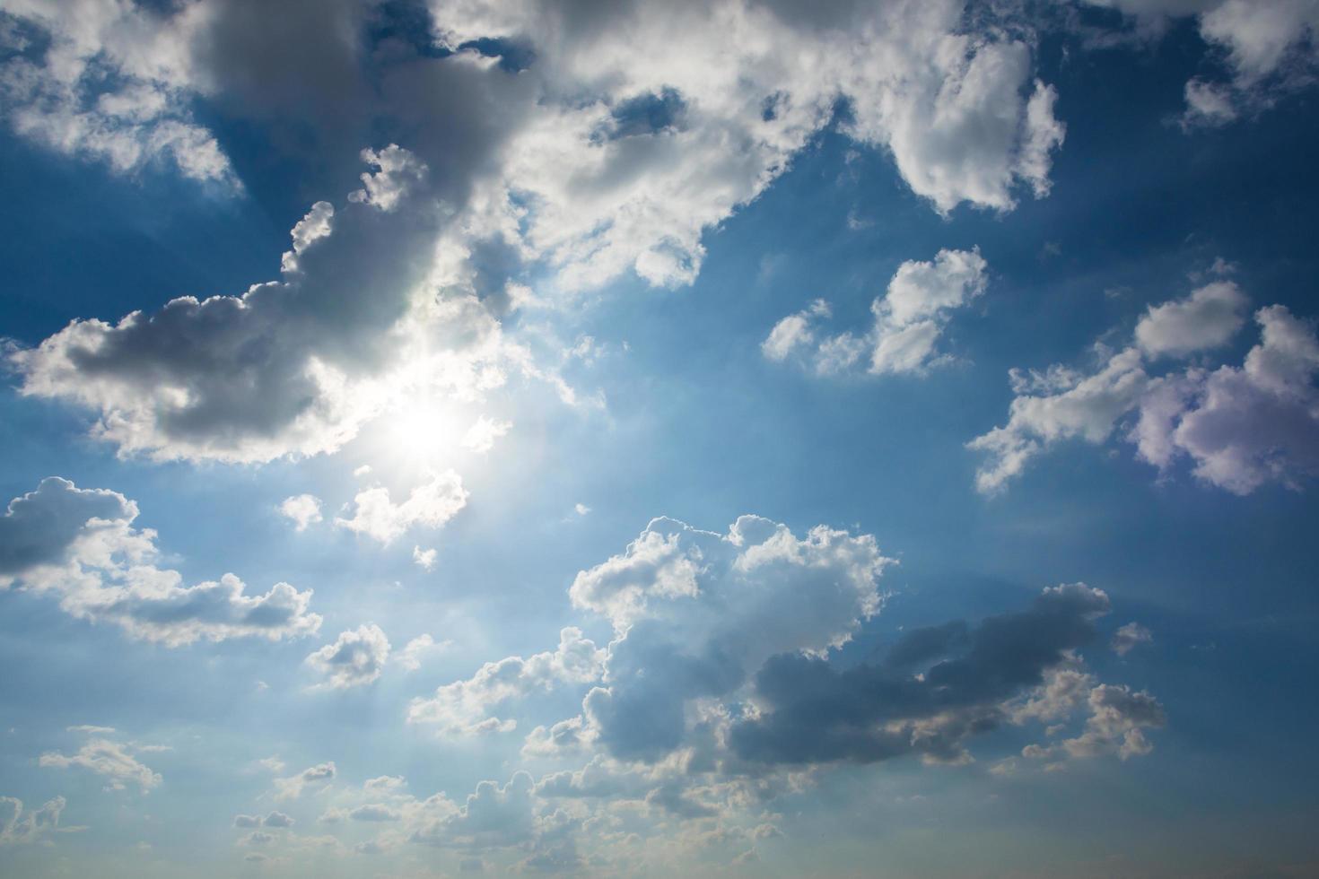 cielo blu con nuvole bianche foto