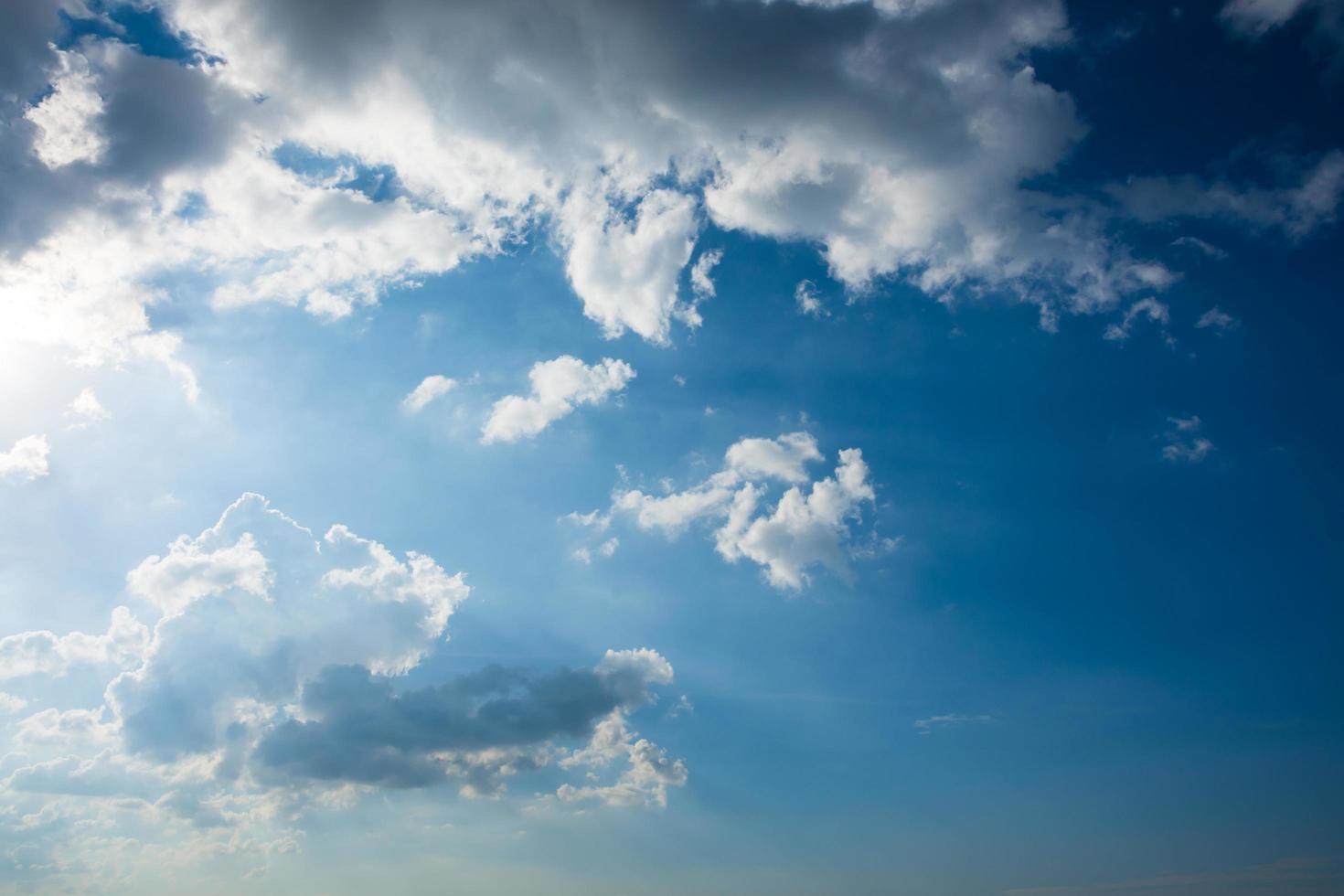 cielo blu con nuvole bianche foto