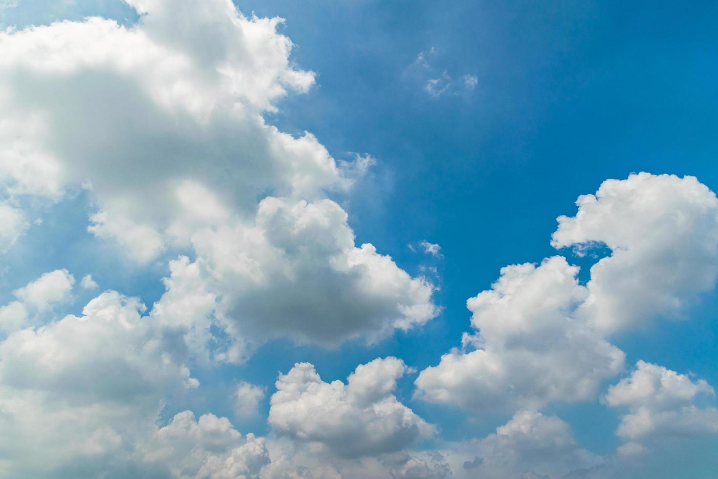 cielo blu con nuvole bianche foto