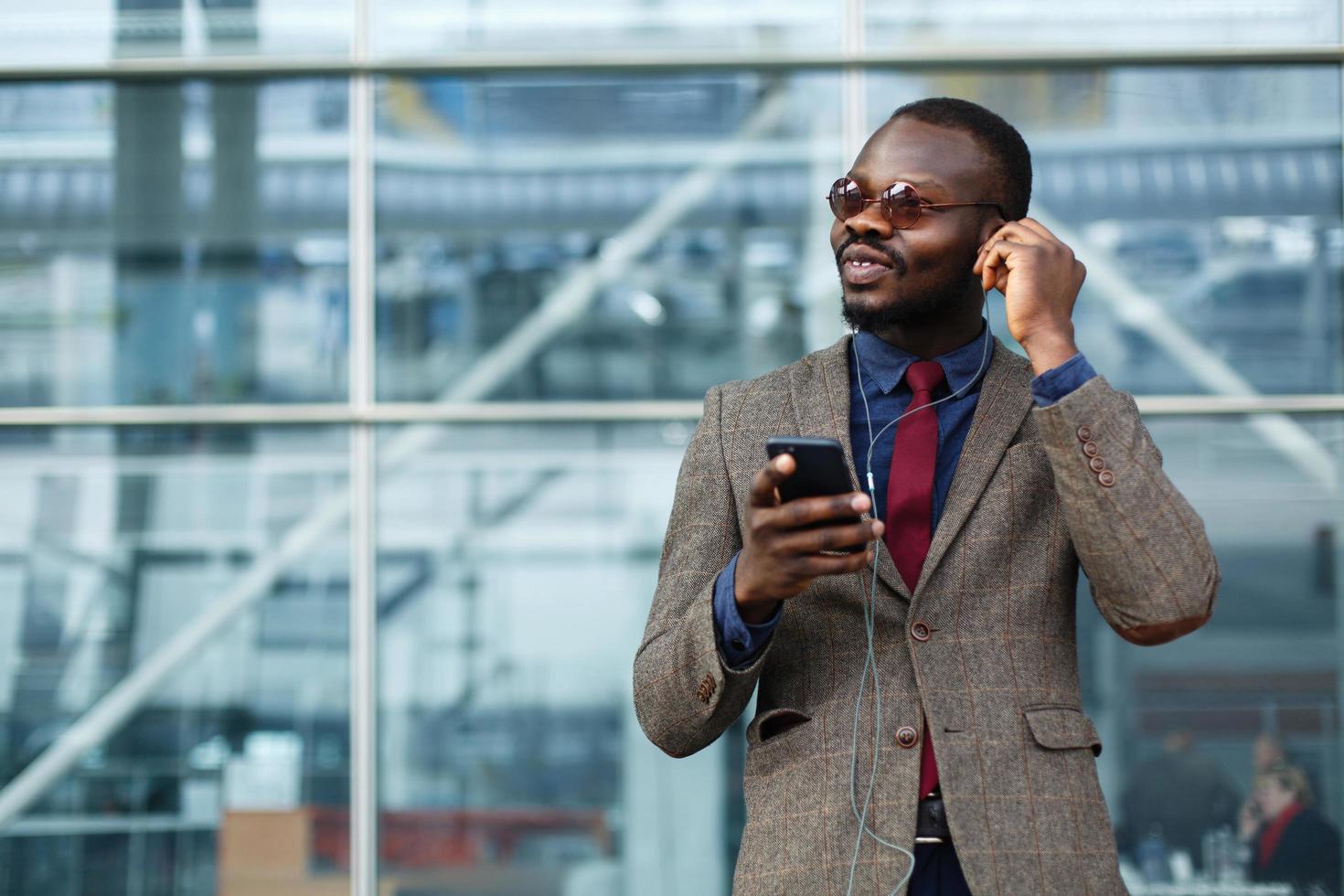 uomo con gli auricolari in foto