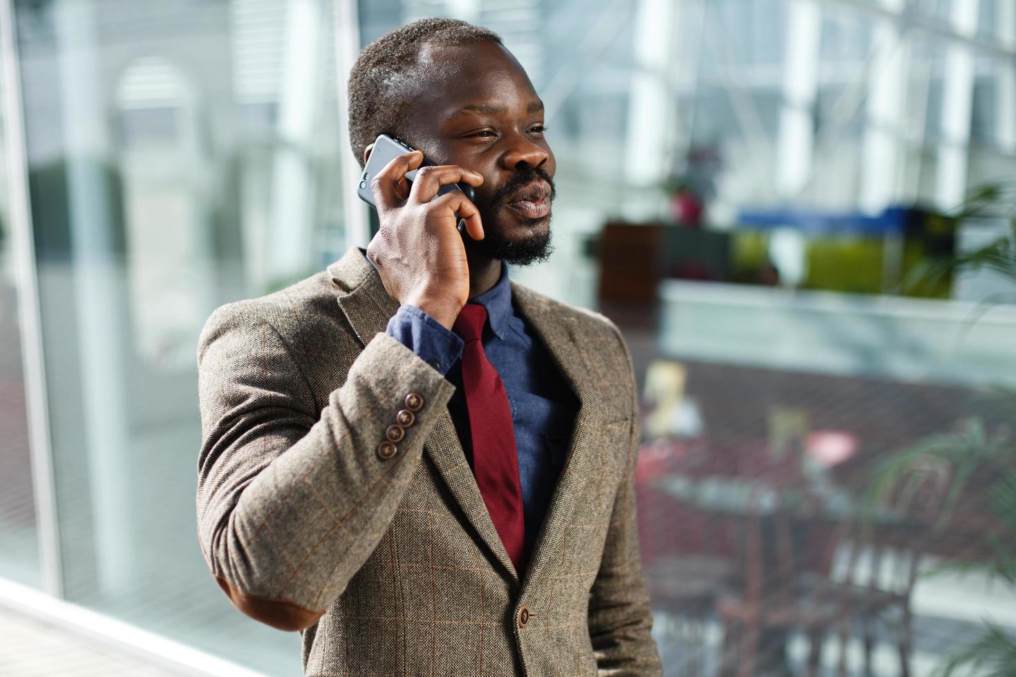 uomo sorridente e parlando al telefono foto