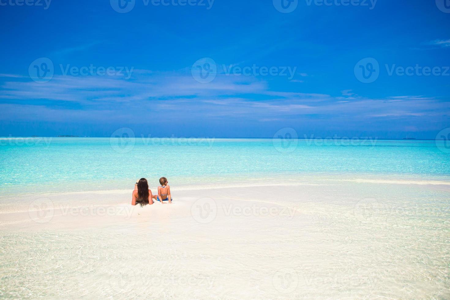 bambina e giovane madre durante le vacanze al mare foto