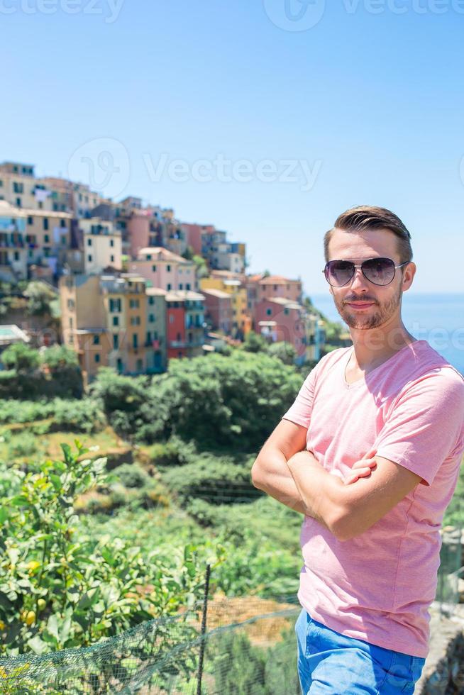turista guardare a panoramico Visualizza di manarola, cinque terre, liguria, Italia foto