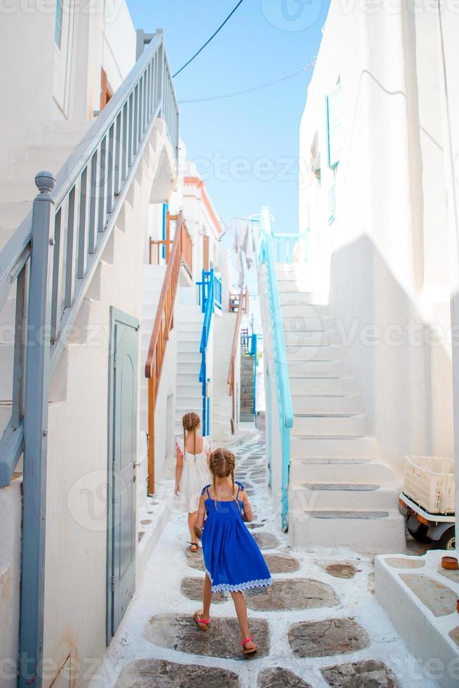 adorabile poco ragazza a vecchio strada di tipico greco tradizionale villaggio foto