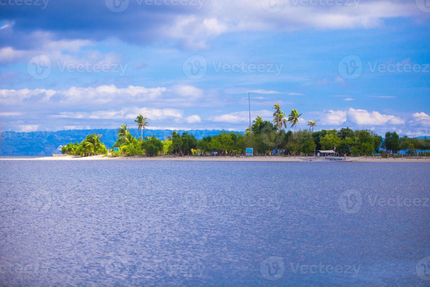 disabitata tropicale isola nel il Aperto oceano nel il Filippine foto