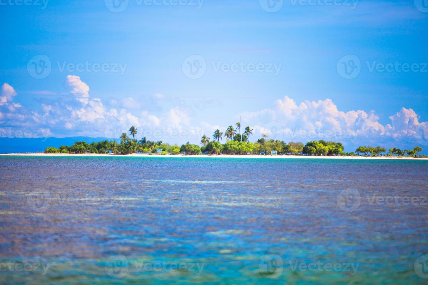 disabitata tropicale isola nel il Aperto oceano nel il Filippine foto