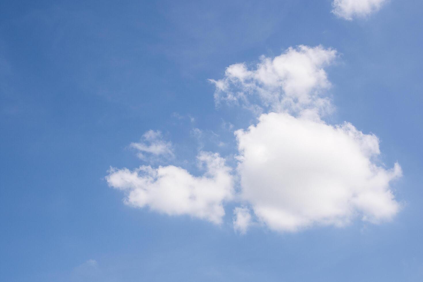 cielo blu con nuvole bianche foto