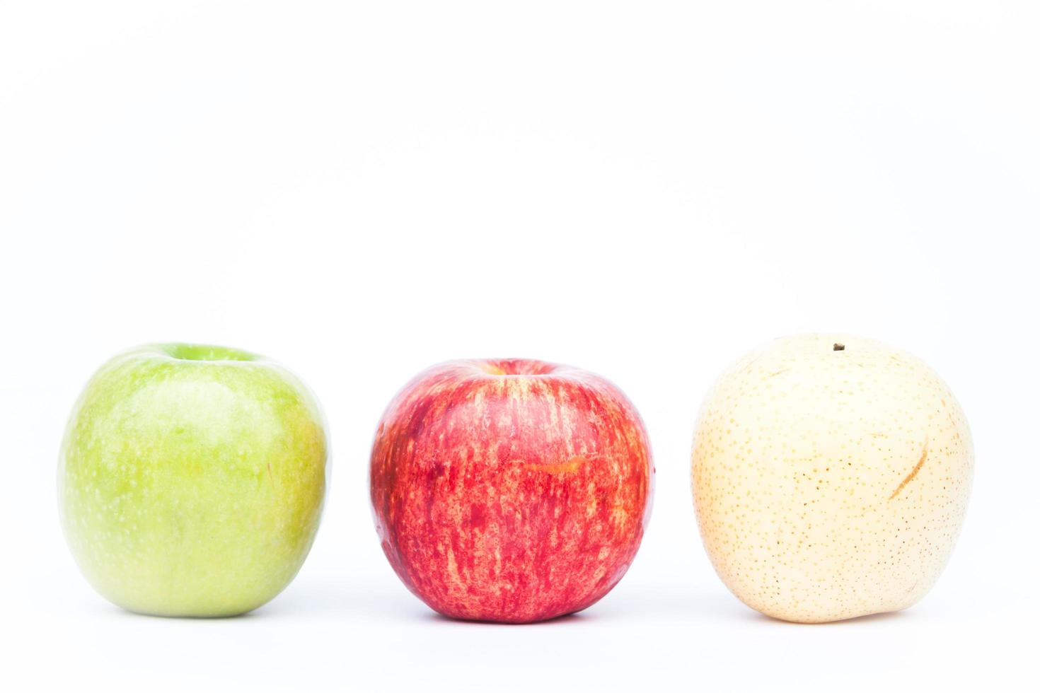 tre mele su uno sfondo bianco con copia spazio foto