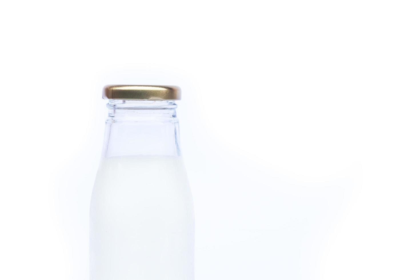 primo piano di una bottiglia di latte di vetro foto