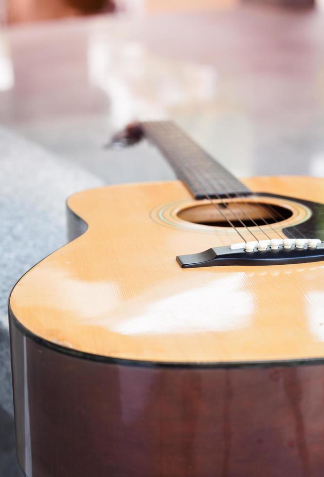 primo piano di una chitarra acustica su un tavolo foto