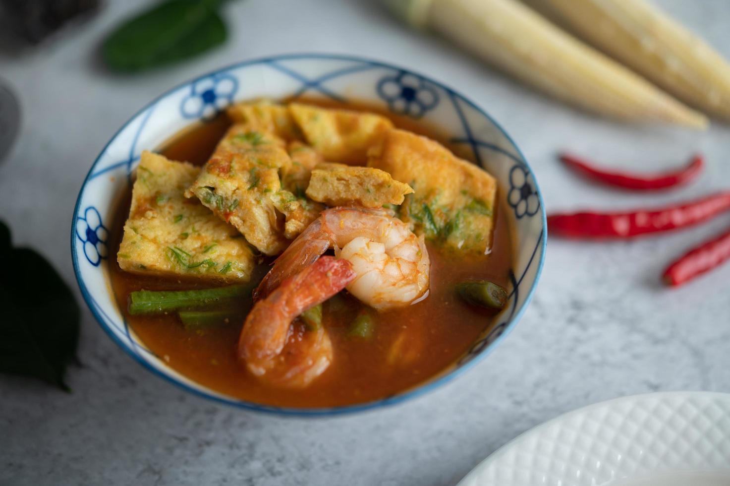 zuppa calda e acida con cha-om, uova e gamberetti foto