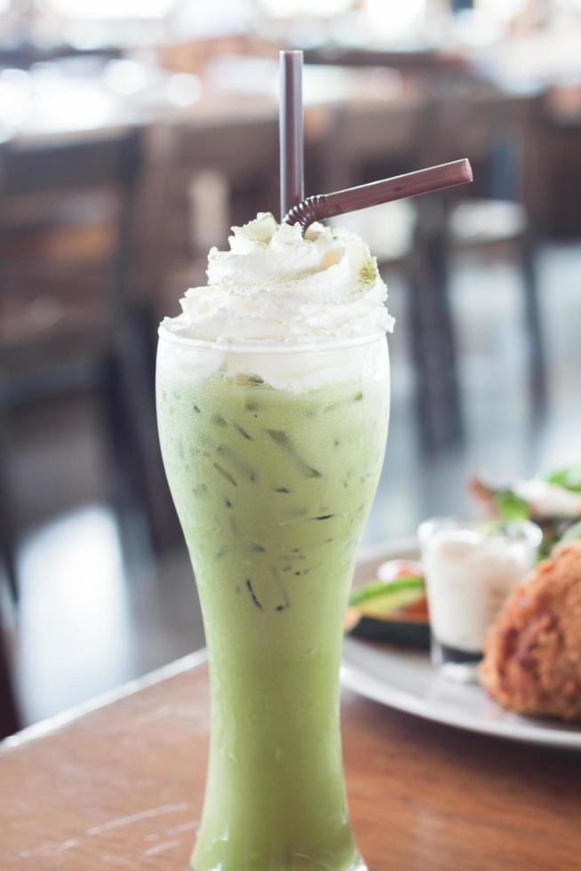 frappe di tè verde su un tavolo foto