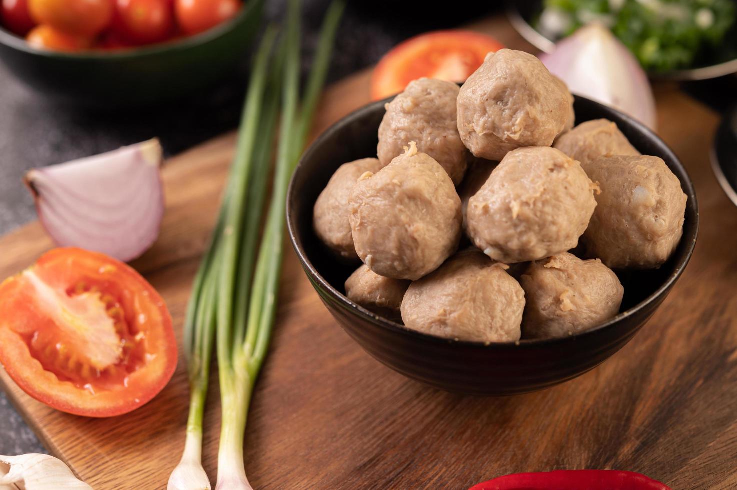 polpette di maiale con cipollotto, peperoncino, funghi shiitake e pomodoro foto