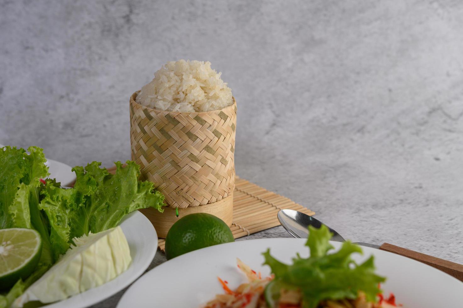 insalata e ingredienti tailandesi della papaya foto