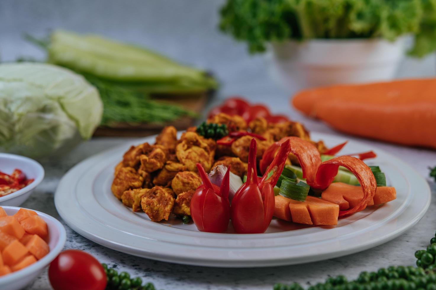 pollo fritto con erbe e verdure foto