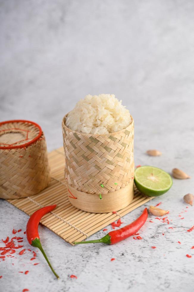 riso appiccicoso tailandese con peperoncini rossi, lime e aglio foto