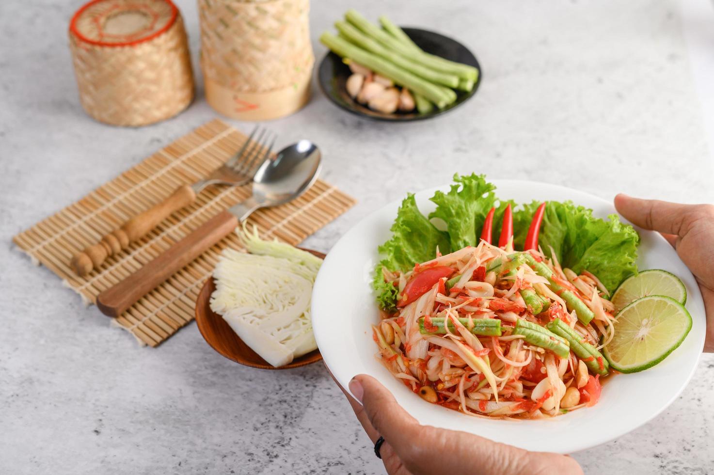 insalata e ingredienti tailandesi della papaya foto