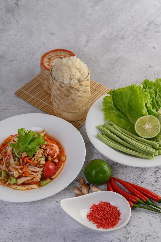 insalata di papaya tailandese con ingredienti foto