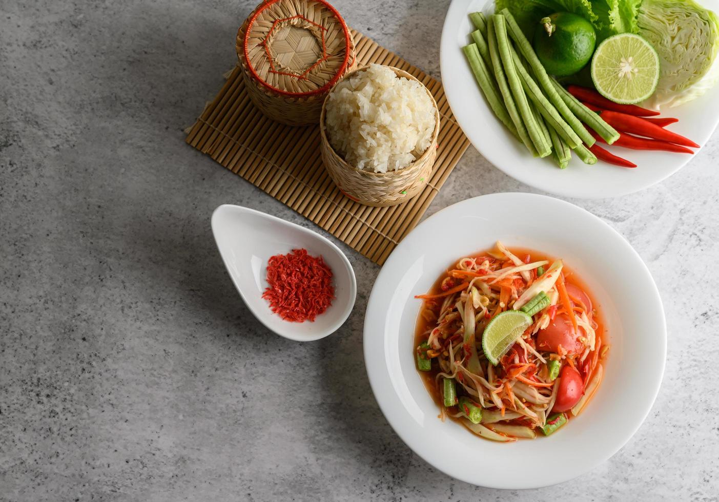 insalata di papaya tailandese con ingredienti foto