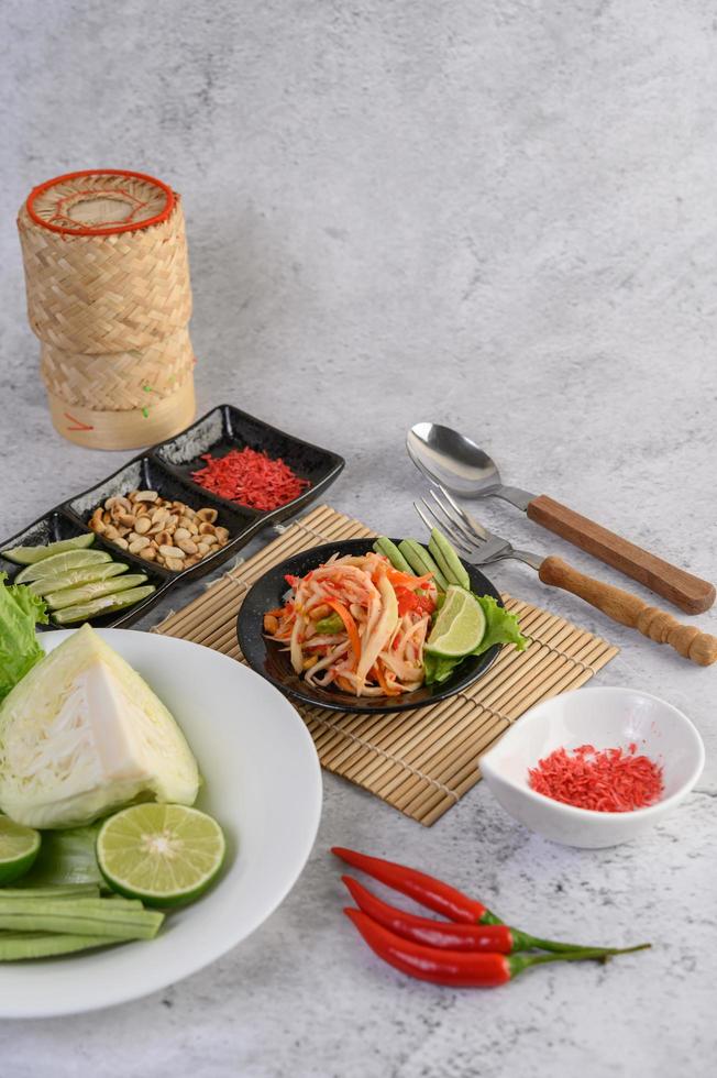 insalata di papaya tailandese con riso appiccicoso, lime e peperoncino foto