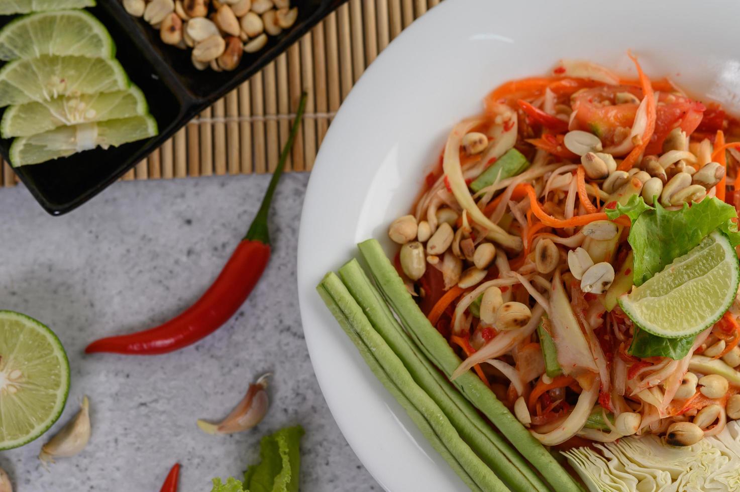 insalata di papaya tailandese con ingredienti foto