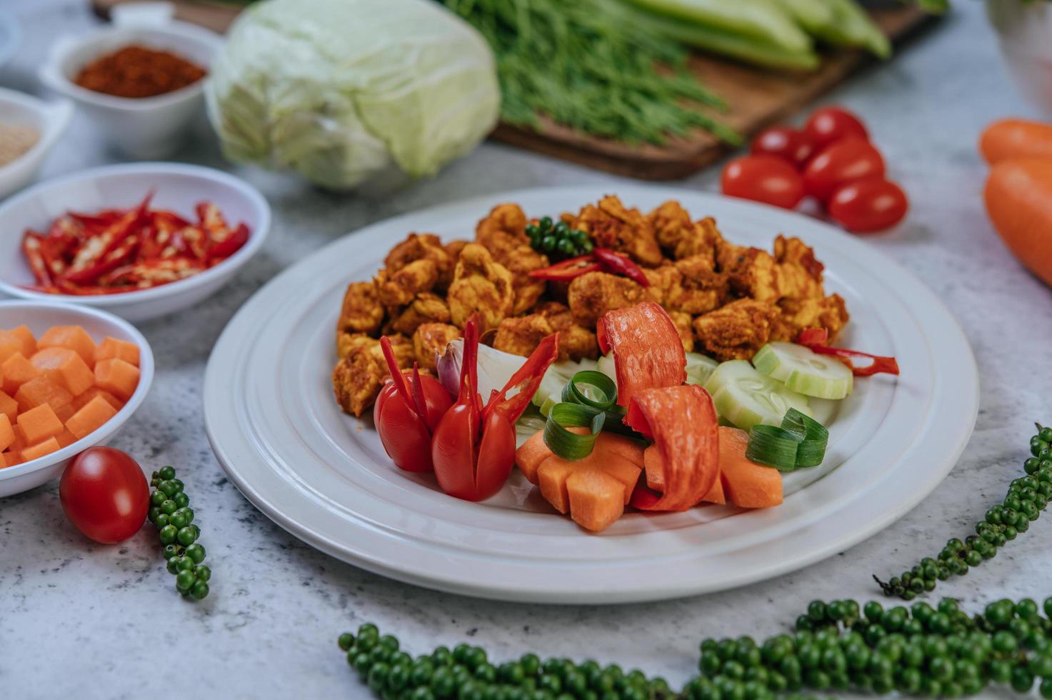 pollo e verdure fritte alle erbe foto