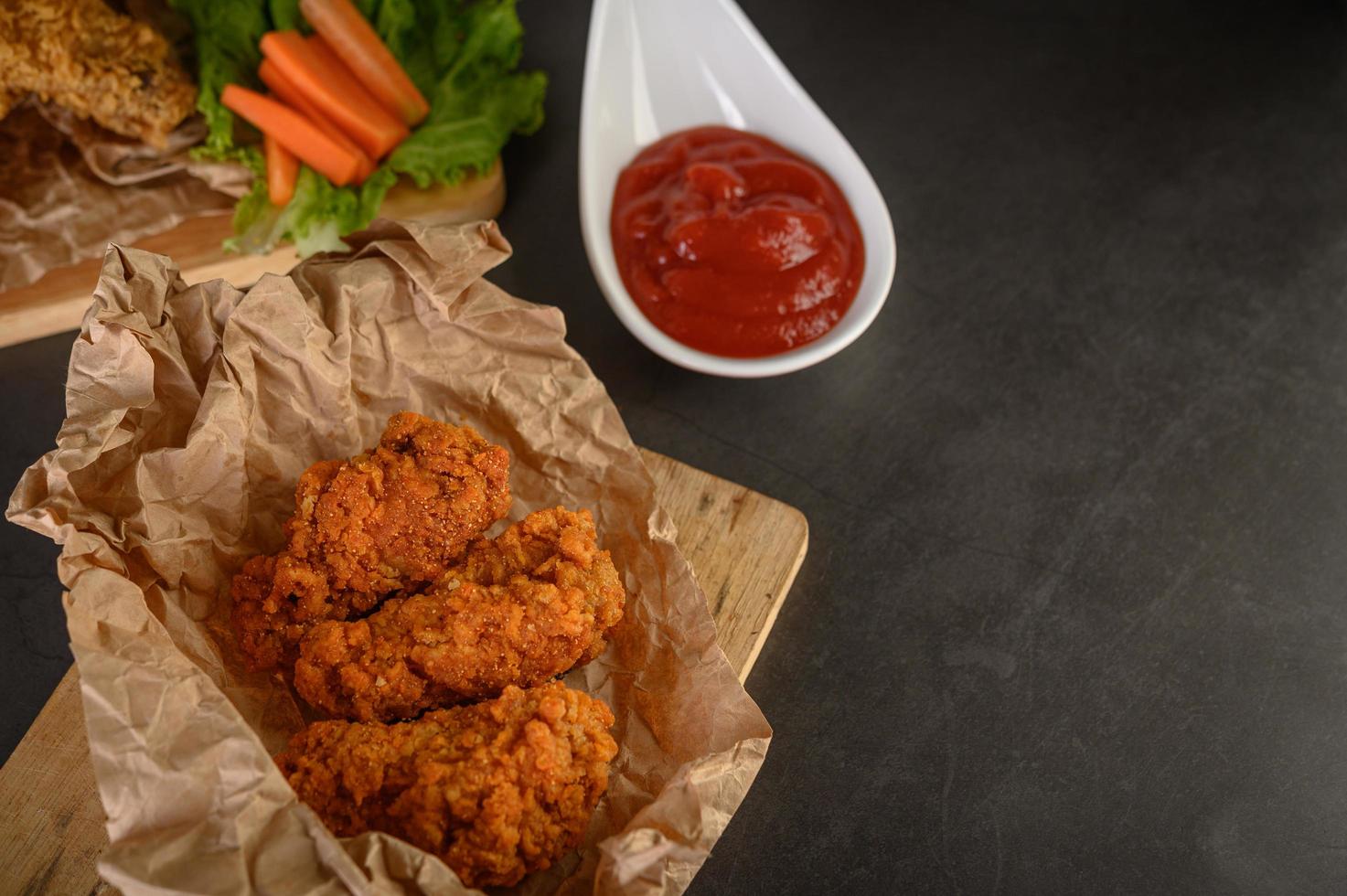 pollo fritto croccante con salsa di pomodoro foto