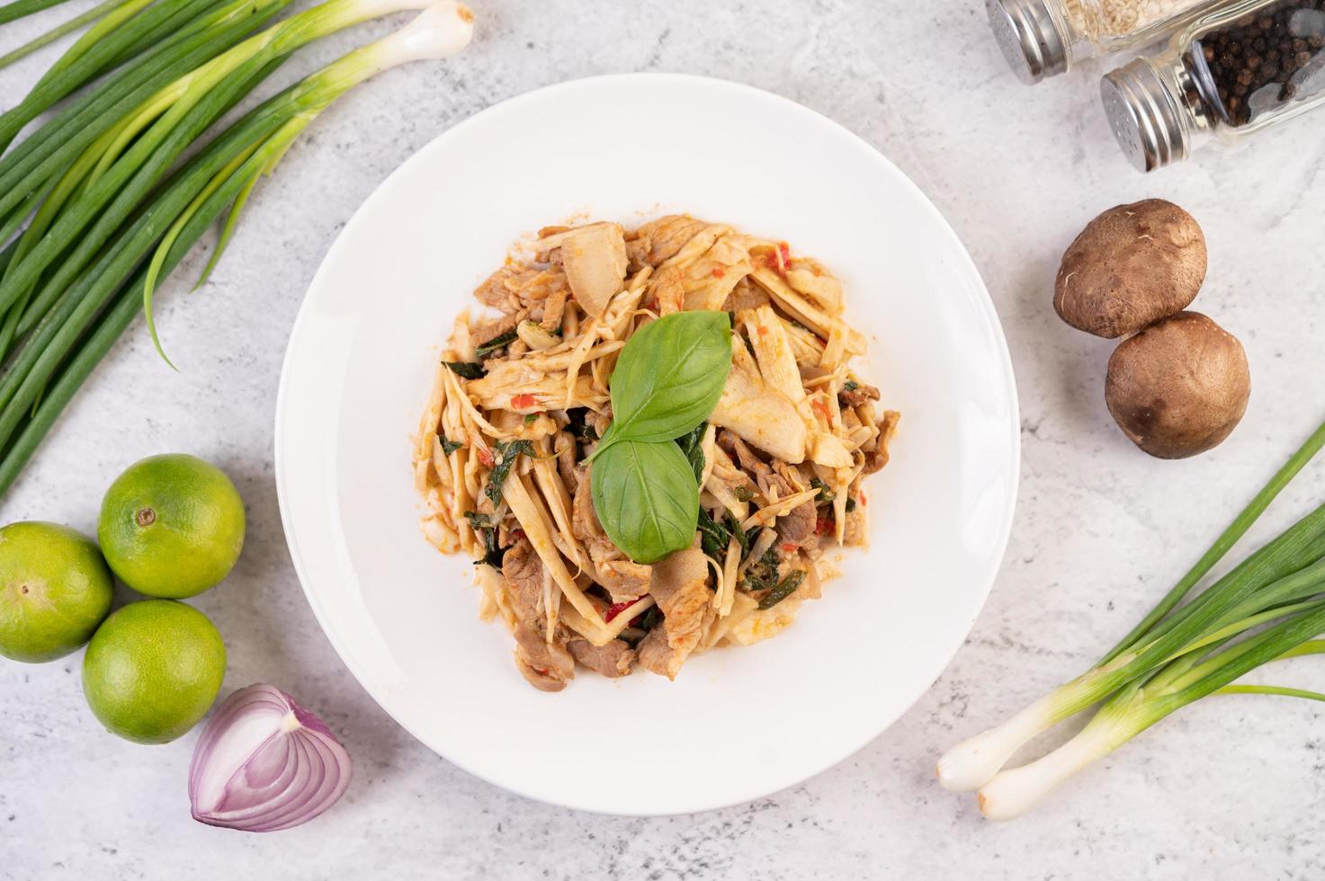 curry di germogli di bambù con carne di maiale foto