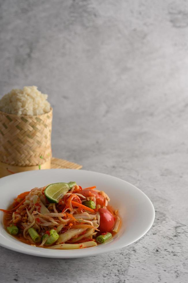 insalata di papaya tailandese con appiccicoso, lime e peperoncino foto