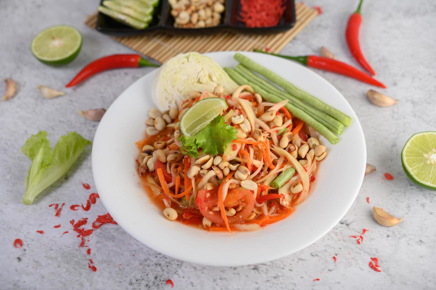 insalata di papaya tailandese con ingredienti foto