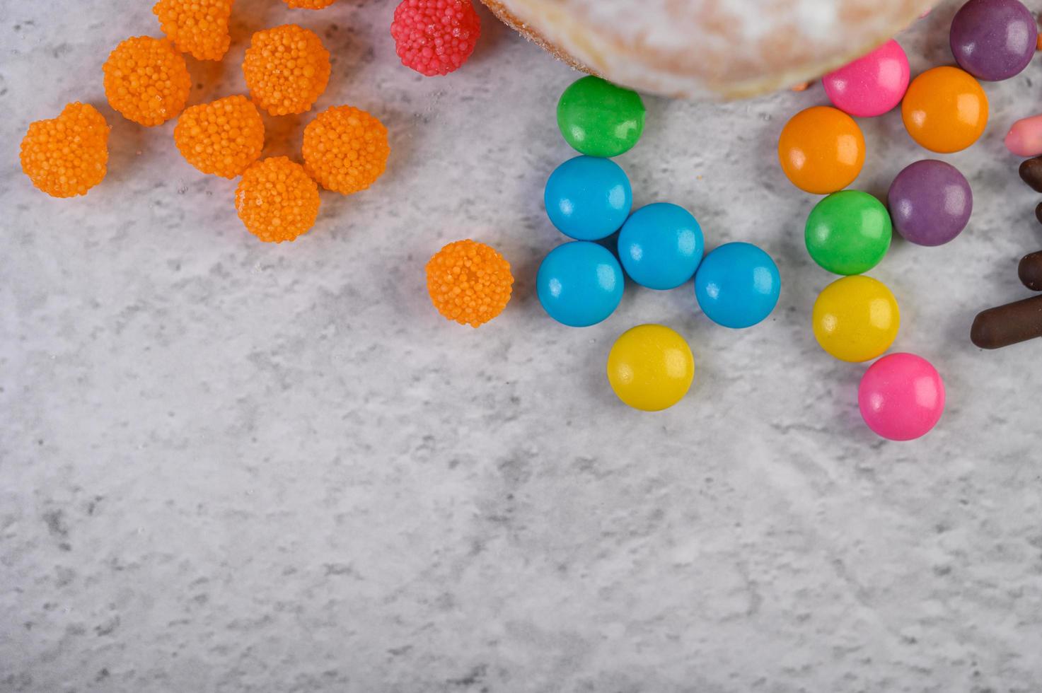 pasticceria colorata su sfondo grigio foto