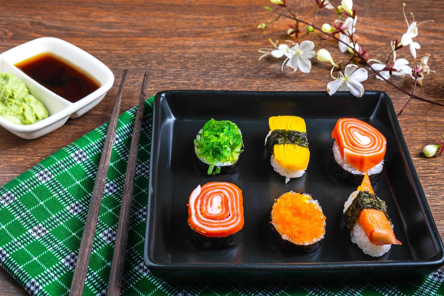 piatto di sushi con salsa di immersione foto