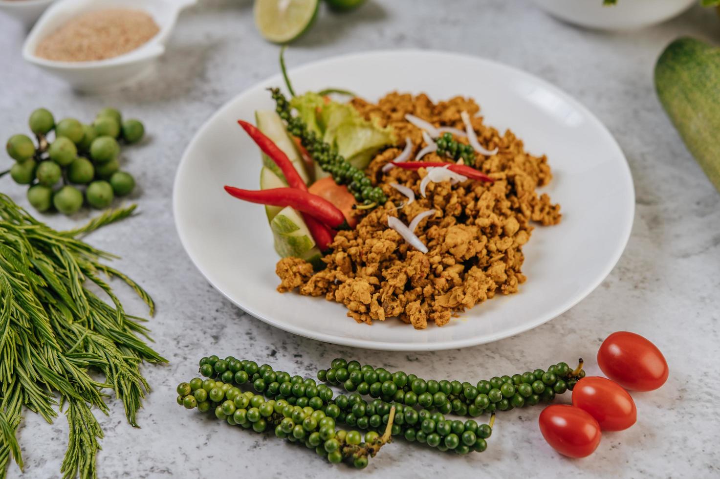 pollo fritto con erbe e verdure foto