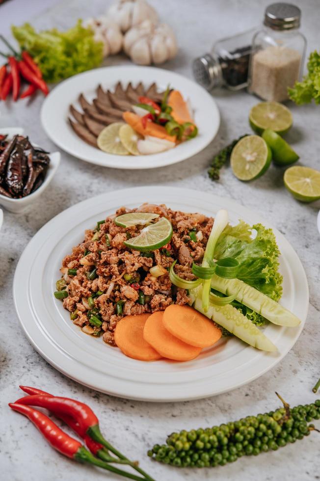 piatto di larb di maiale con ingredienti foto