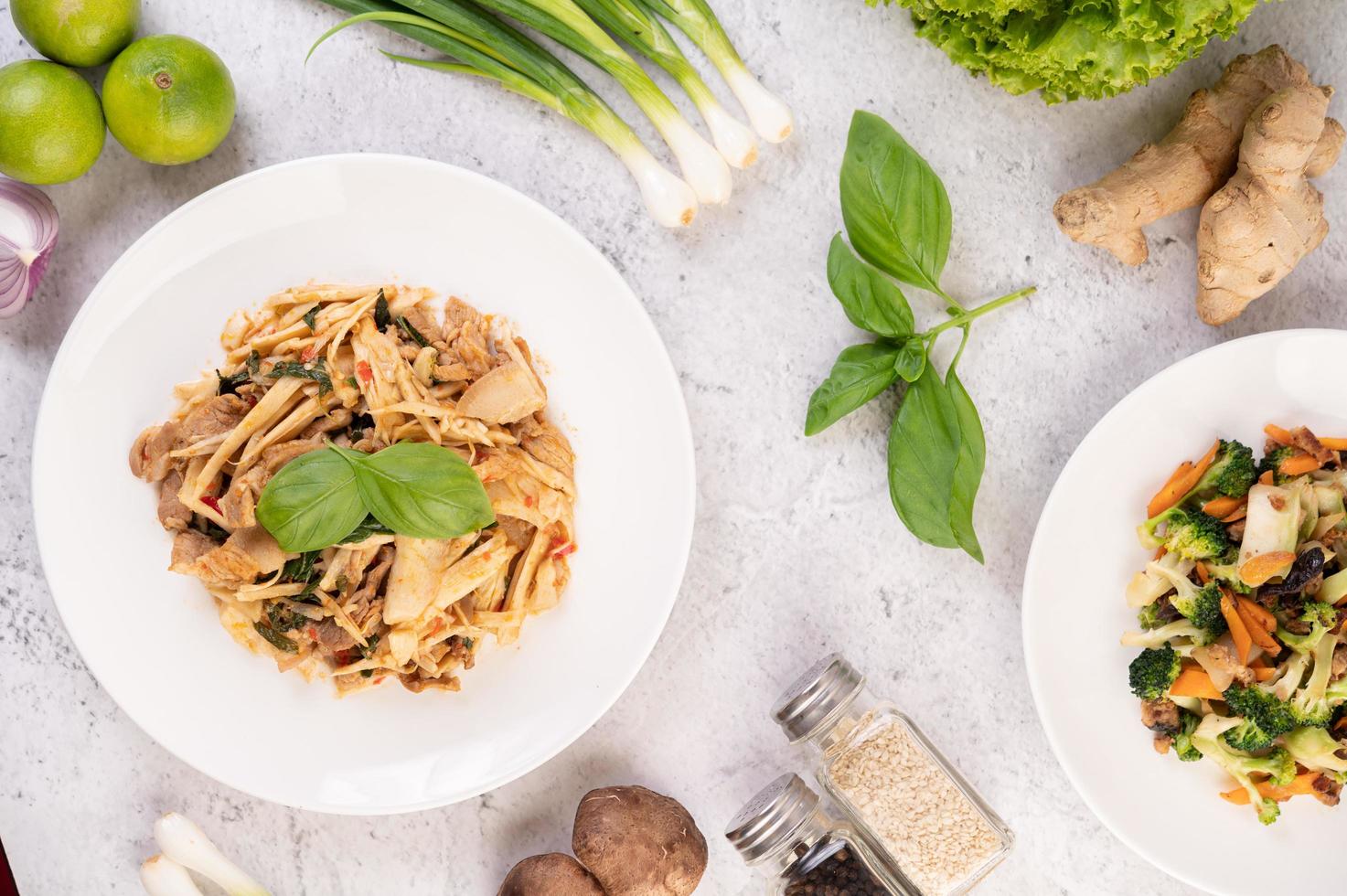 curry di germogli di bambù con carne di maiale foto