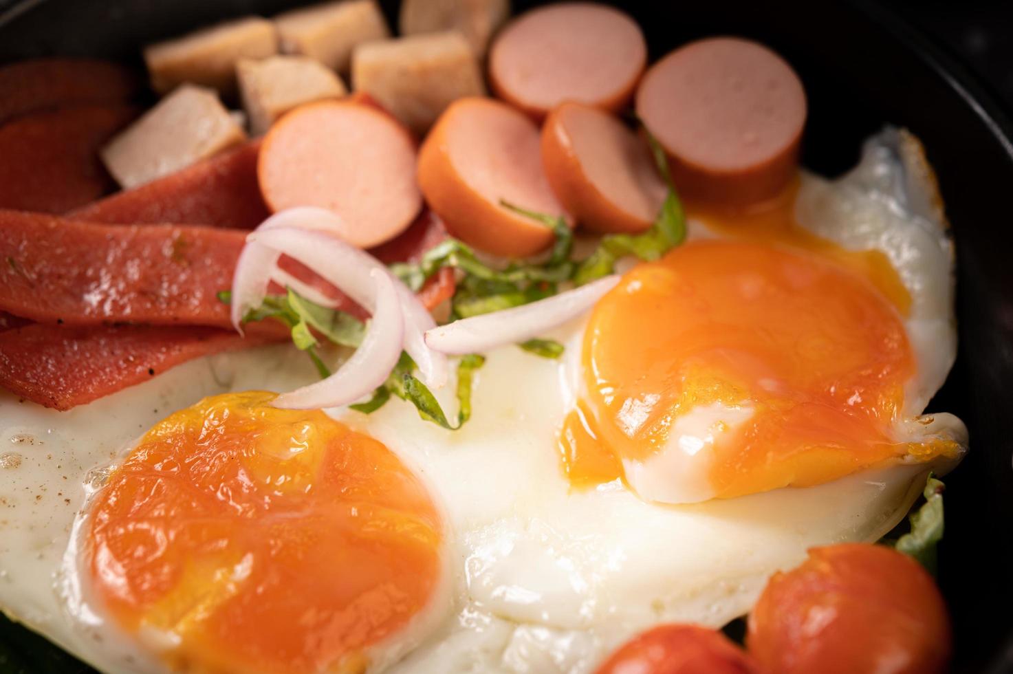 colazione a base di uova con salsiccia e verdure foto