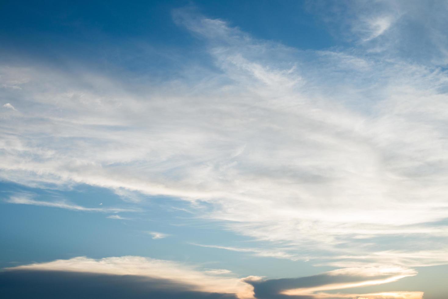 bel tramonto del cielo blu foto