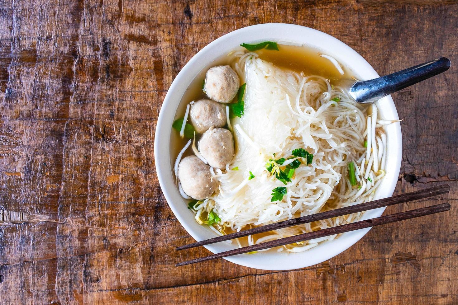 ciotola di ramen con gnocchi foto