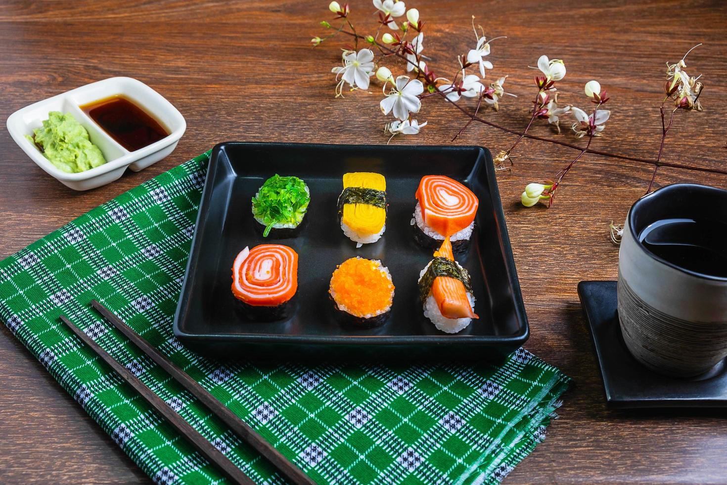 sushi su un piatto foto