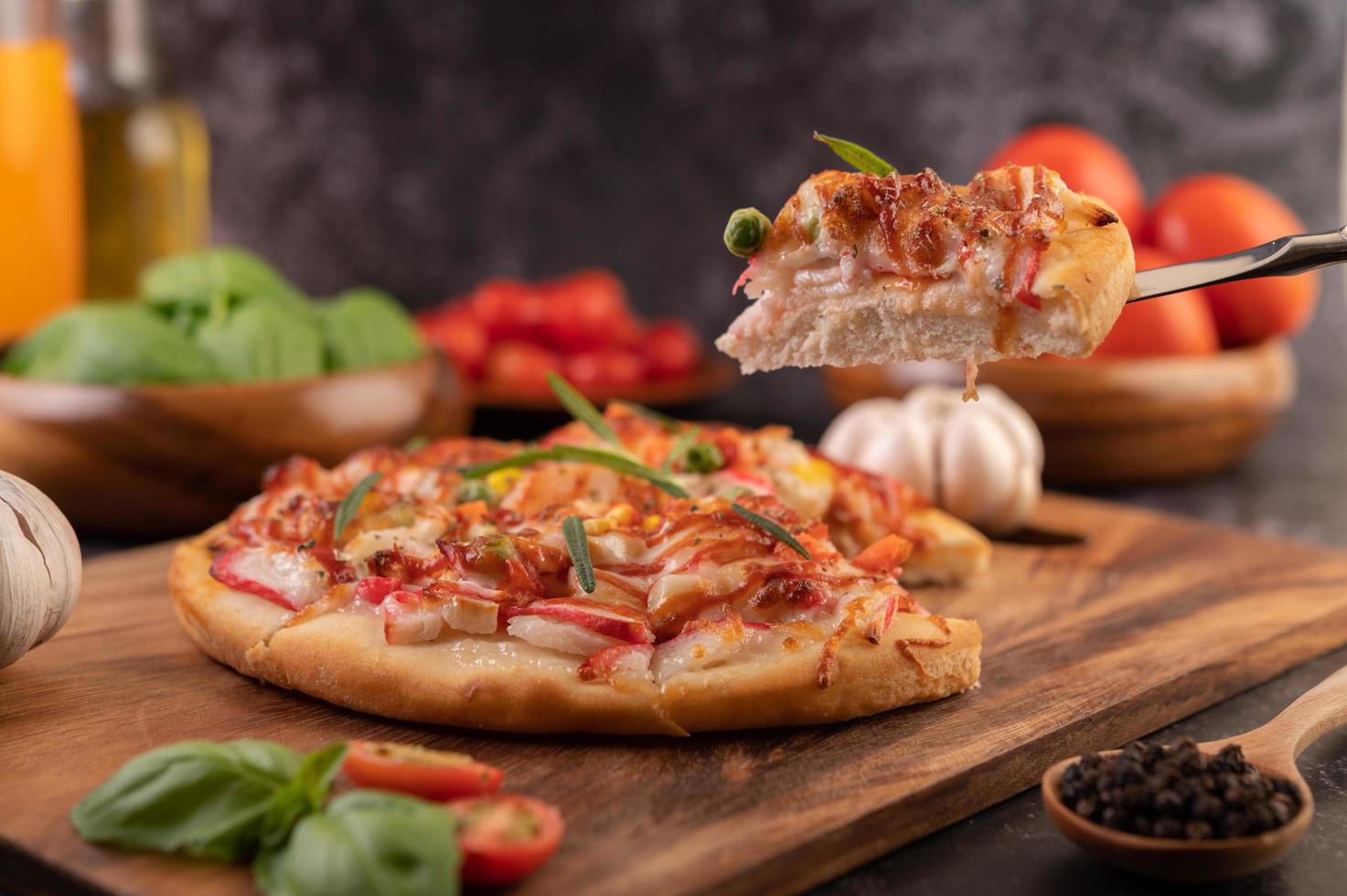 pizza fatta in casa con ingredienti foto