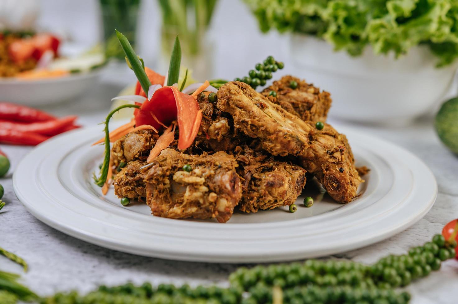 maiale fritto alle erbe con verdure foto