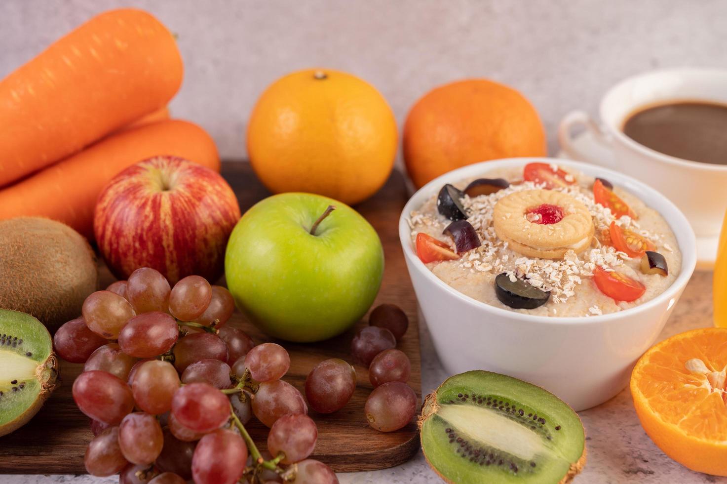 coppa da dessert con mele, kiwi, arancia e uva foto