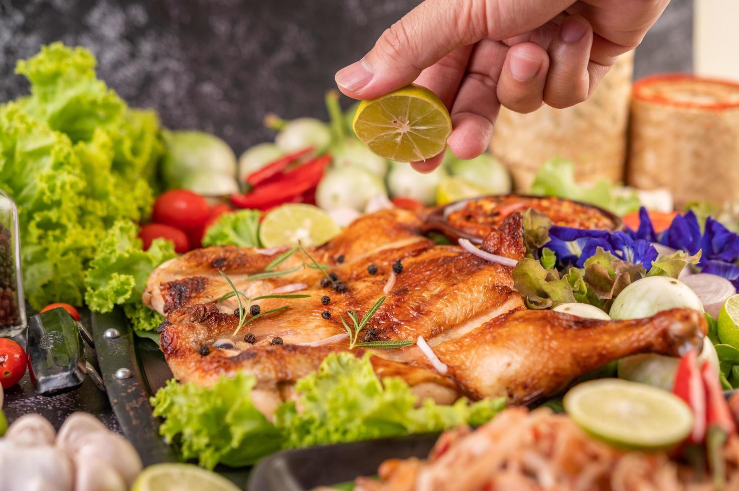 pollo alla griglia con aglio e peperoni foto